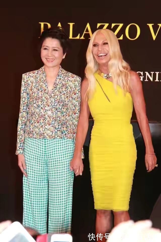 印花|赌王四太不服老,穿那么花的“睡衣”就出门,大红大绿还挺显年轻