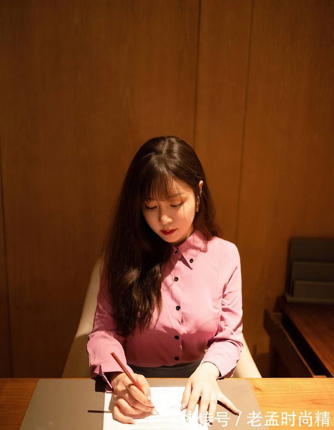 西装|西装套裙高级的色彩,运用在职场中非常的有气场