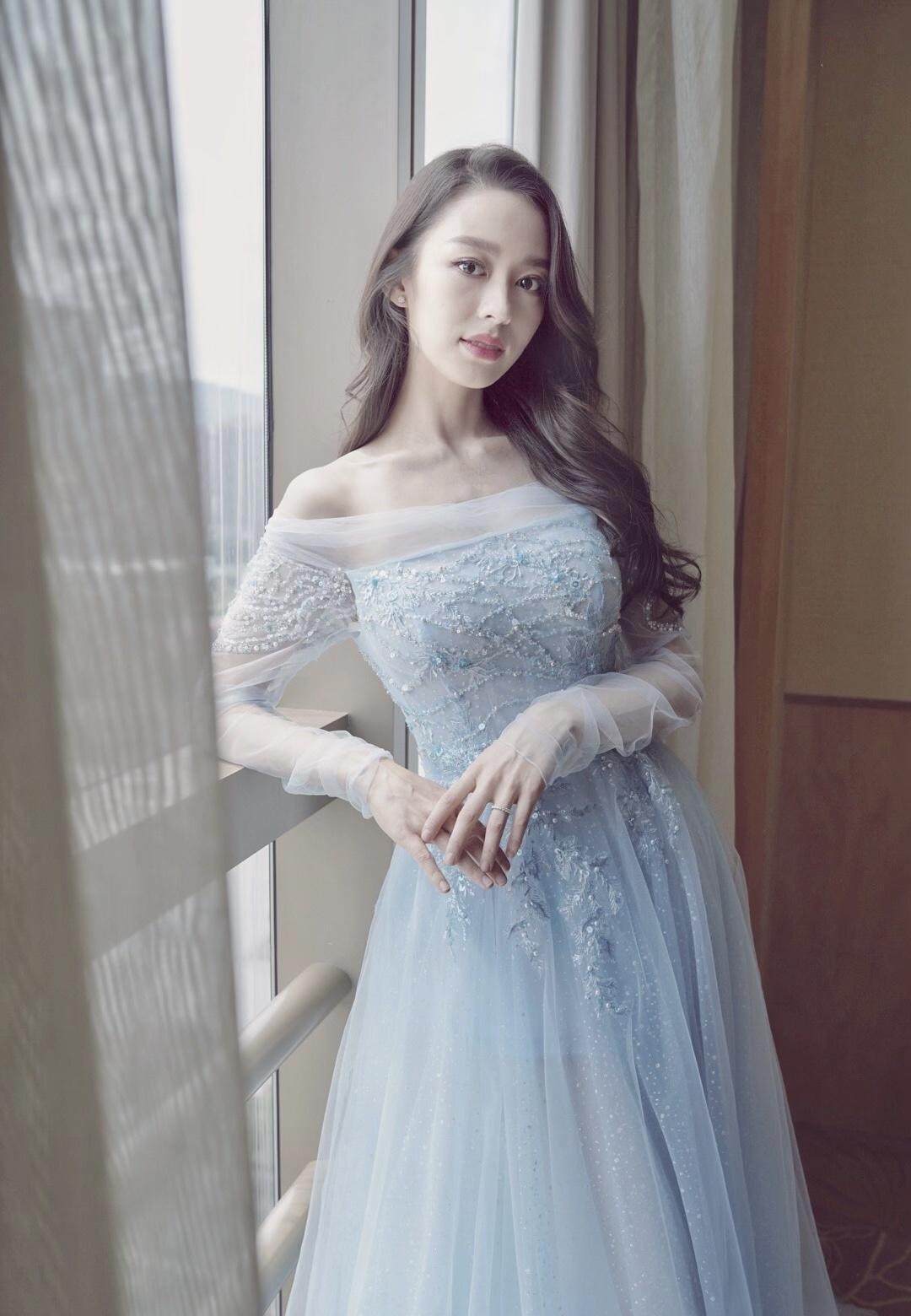 吉娜的“空竹腰”不见了,穿红色荷叶边长裙高级优雅,仍有贵妇范