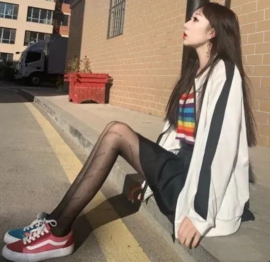 好看|时尚女生搭配:黑色秋冬百褶裙怎么搭?穿丝袜好看吗