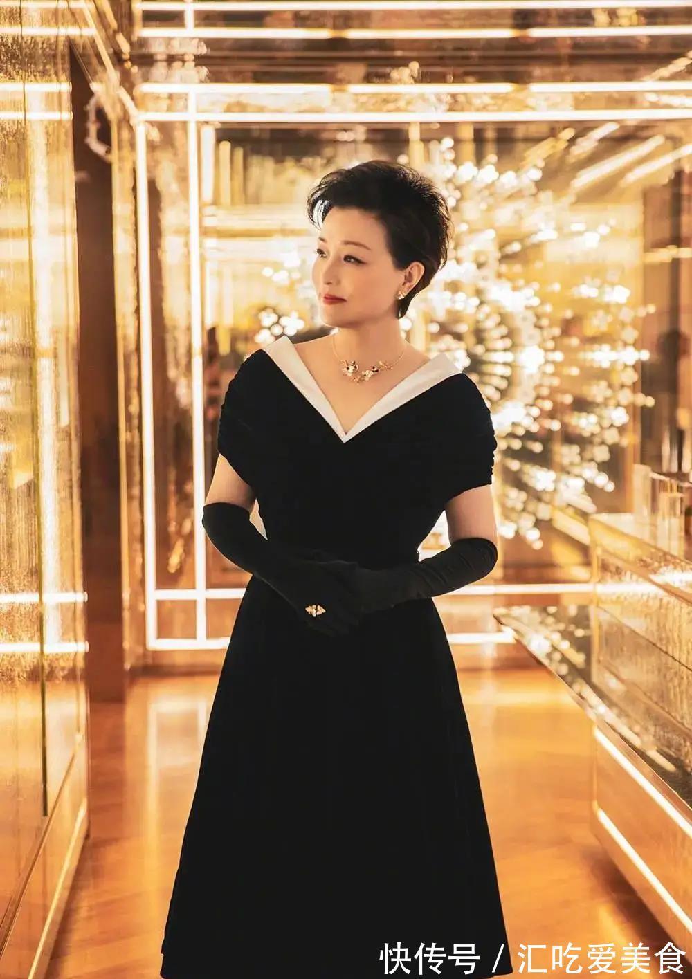 档次感|杨澜越老越时髦,穿拼接连衣裙洋气又高级,挑染紫发更显年轻