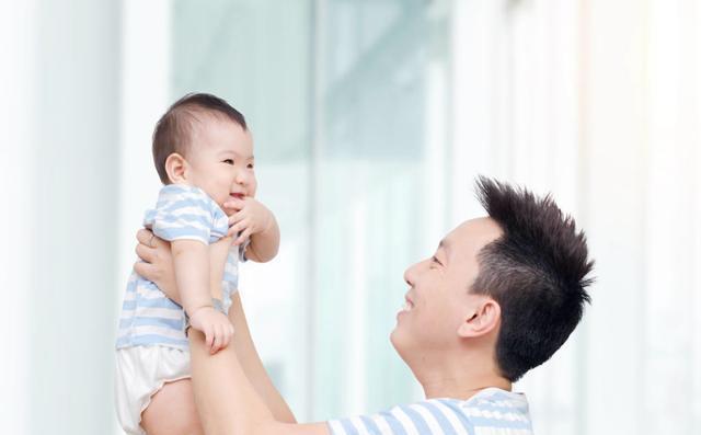 父母|经常被抱的孩子,和经常躺着的孩子谁更健康?医生:两者差距明显