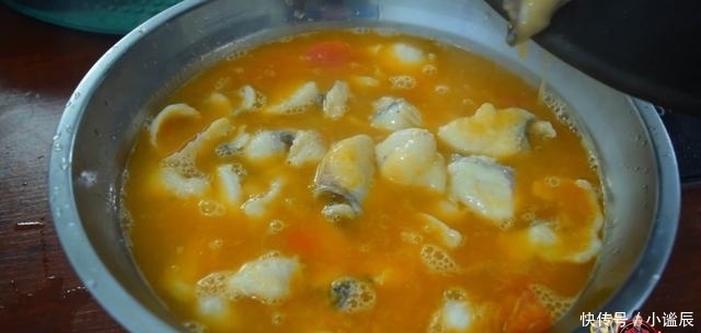 酸汤鱼的新吃法，草鱼加上3只番茄，酸辣开胃，做法还很简单！