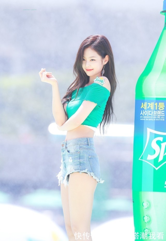 百褶裙|穿衬衫配百褶裙的Jennie,甜美又漂亮,“漫画腰”太美了