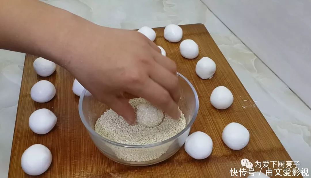 大米团子|3勺糯米粉,1碗大米,教你简单一做,比麻团做法简单,比锅巴好吃