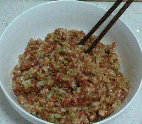 调饺子馅时,先放油还是先放盐大部分人分不清,难怪饺子不入味