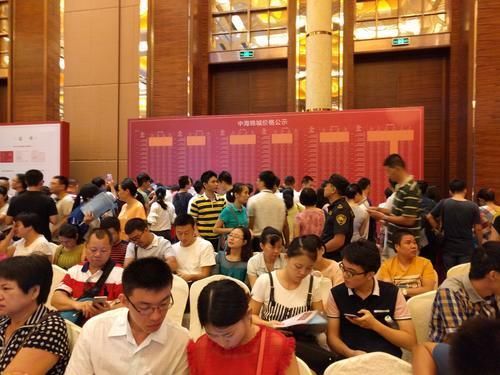 郁亮|业主几次降价,半年仍没有卖掉!中介:价格太高,至少再降10万