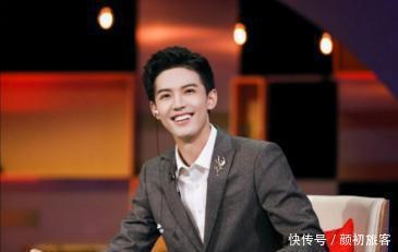 18岁公布恋情,22岁结婚婚戒不离手,简直就是漫画走出的男主