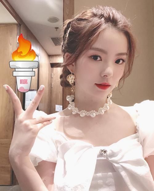 郑乃馨|硬糖少女集体出动传递火炬,其他成员都用手传,唯独刘些宁与众不同