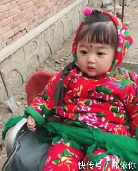 留守儿童|2岁女儿送回老家,姥姥发来照片,看到女儿的造型妈妈笑喷了!