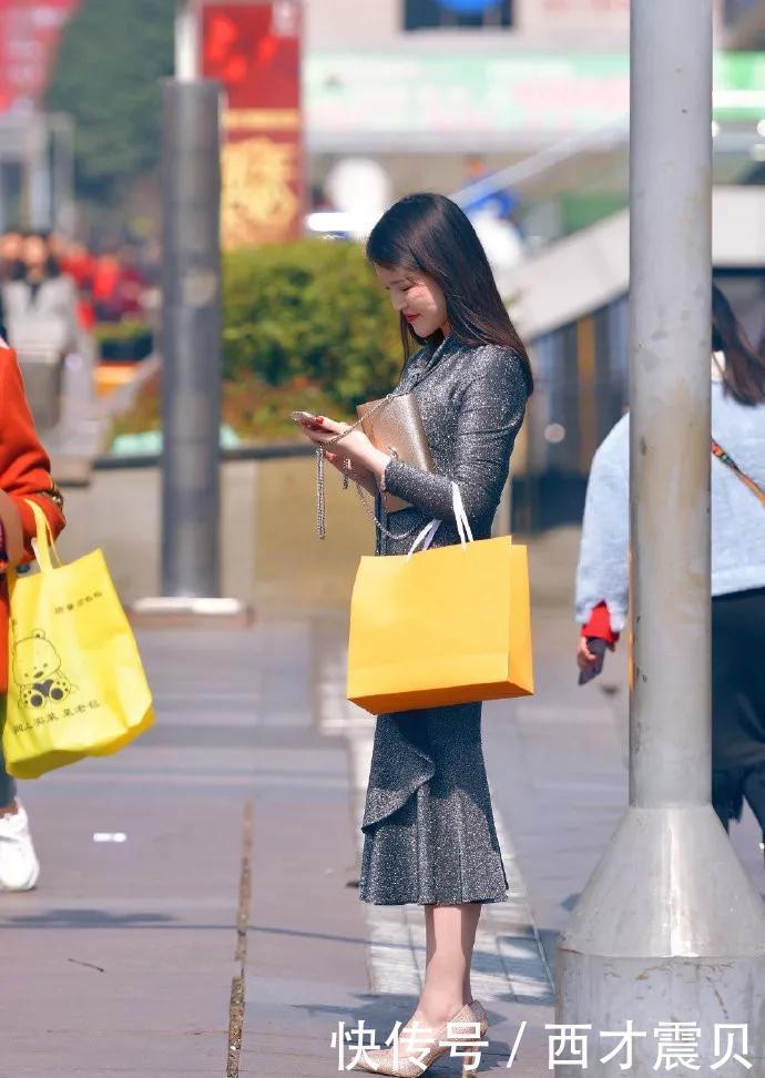 用亮丝元素做成的连衣裙,在暖和的阳光下闪耀着耀眼的光芒