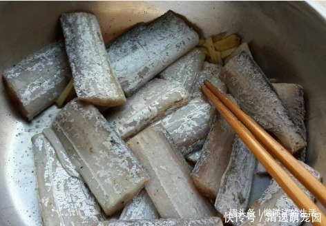 不管炸什么鱼,很多人第一步就错了,多加一步,鱼肉入味不发腥