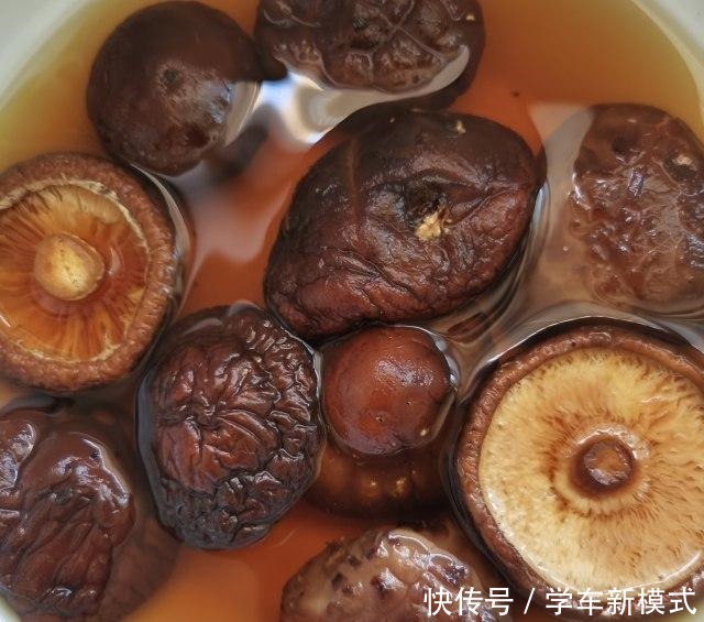 咸肉香肠焖饭,焖五分钟,香气扑鼻啊!