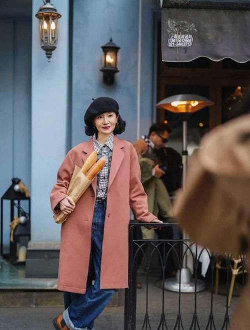 ?中年女性如何把“大衣”穿洋气？学三木妈这样穿，年轻显高级