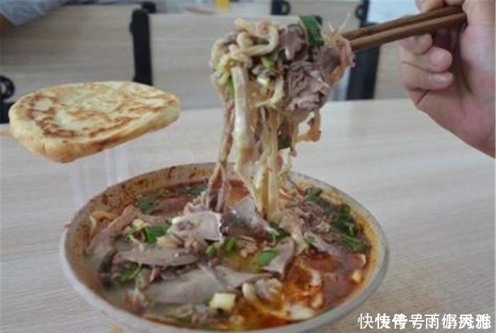 这个才是正宗的羊肉汤,水龙头从来没关过,乳白色的汤就看出了羊肉