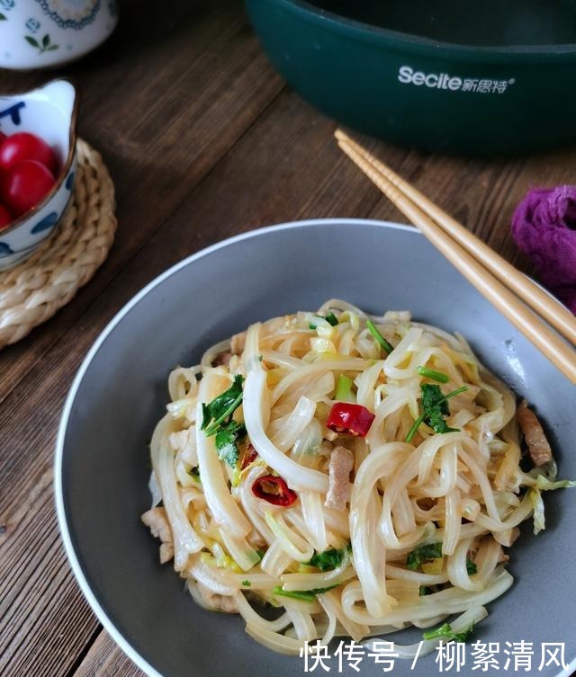 白菜帮这样做,清脆爽口又开胃,做法简单易学,太下饭了!