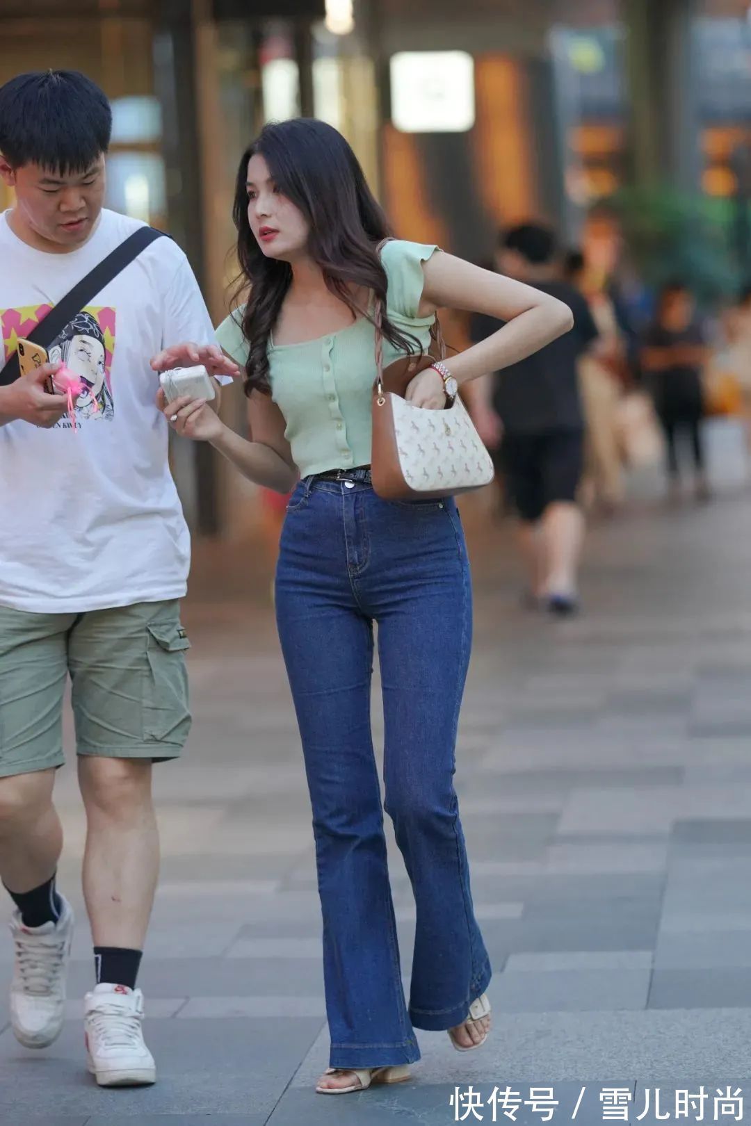 搭配 时尚又休闲的牛仔裤搭配,衬托出清爽的身材