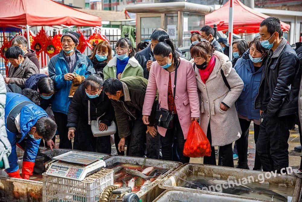  春节将至年味浓 年货市场“热”起来