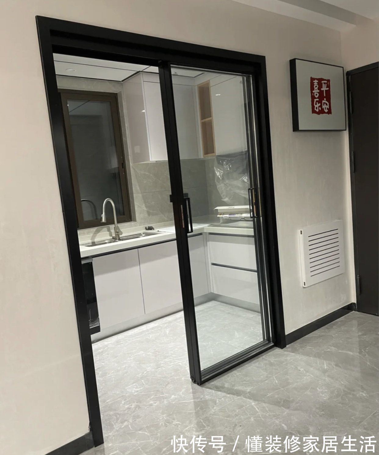 推拉门|厨房推拉门我换了3次,才搞明白是吊轨好还是地轨好,建议你看看