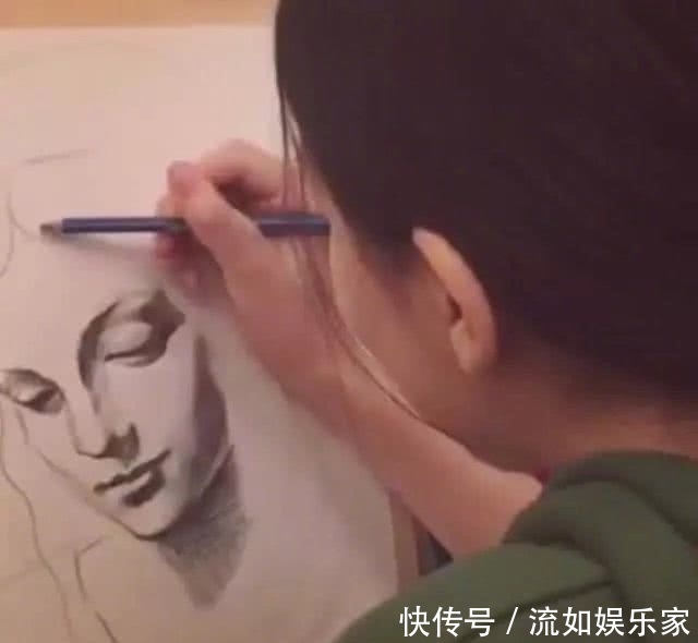 王菲女儿李嫣绘画作品拍卖出90万高价，网友说，值这个钱