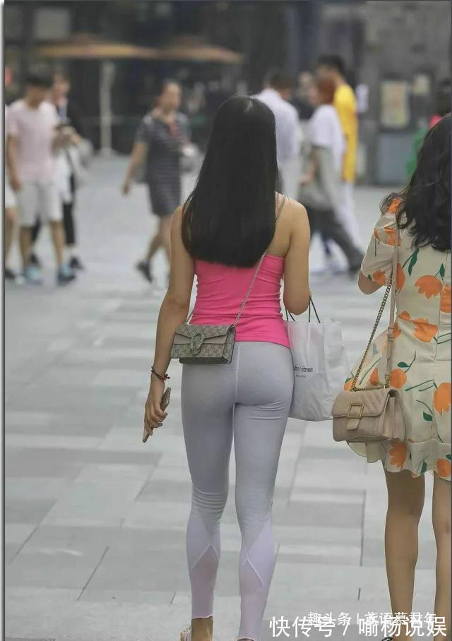 美女 穿“液体”打底裤的美女,远看似彩绘,近“赏”有亮点!