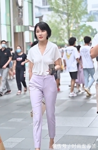 修身九分裤 白色T恤搭配修身九分裤,展示女性独特优雅,短发女生也能很迷人