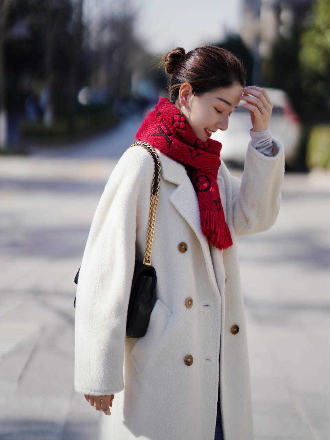 穿搭|秋冬买大衣,尽量减少黑白灰,这几种颜色更高级,衬托肤色显白