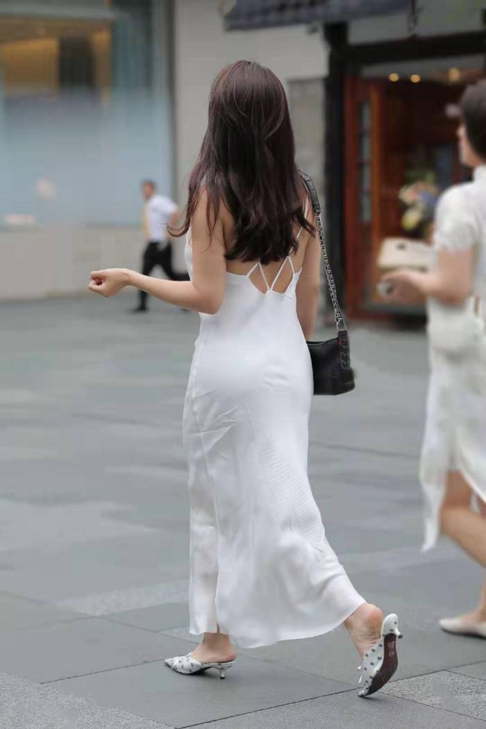 白裙子|时尚街拍:白裙子少妇,肩上还有一处刺青新颖迷人