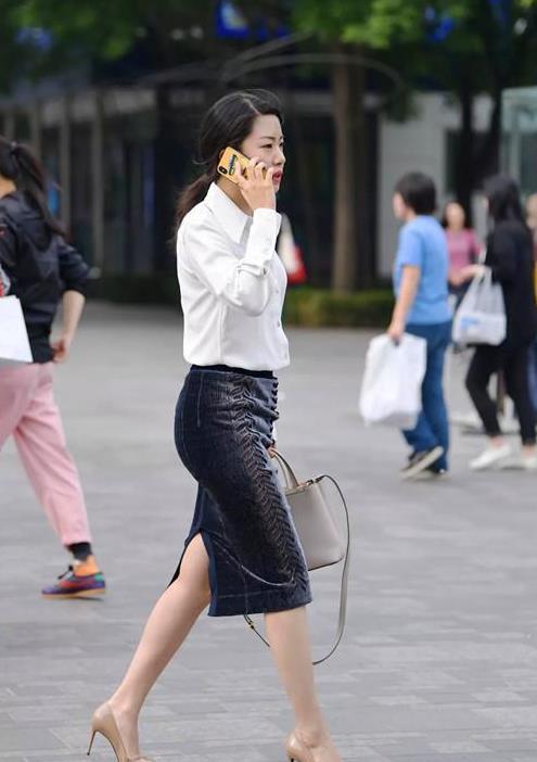 街拍:灼灼其华的美女,卡其色上衣配白色紧身裤,唯美好身姿