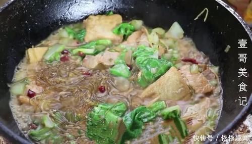 吃肉|白菜别再直接炒了，加1块豆腐，比吃肉还过瘾，上桌连汤汁都不剩