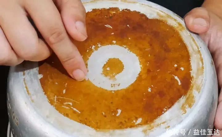 不管电饭锅内胆多黄多脏,教你一招,顽固污垢一擦就掉,省时省力