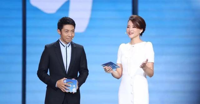 央视举办签约活动,董卿主持意料之中,龙洋出现证明自身市场定位