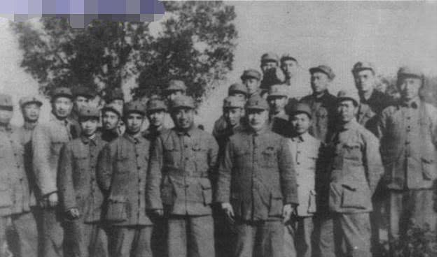 国民党追|敌我双方累的睡在一起,手榴弹当闹钟,近代行军史上的奇迹!