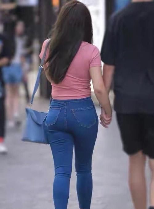 牛仔裤上身有特别好的效果,简约不简单,展现出女孩优雅气质