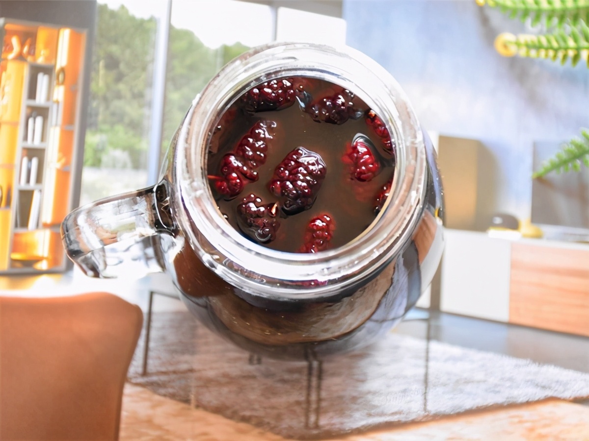 染发|别总去染发了,白头发的人多吃此果酒,坚持半个月,头发乌黑发亮