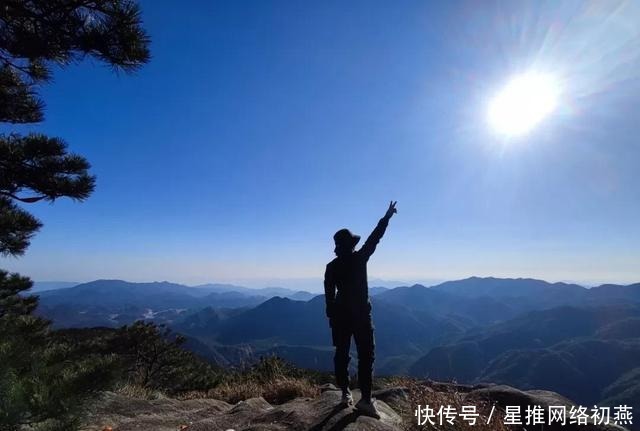 仙游石剑山，山顶一巨石形似利剑，有点霸气