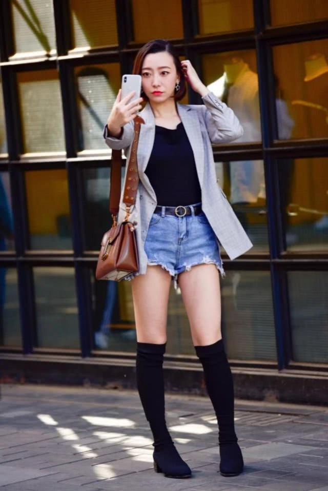 小姐姐|街拍:小姐姐身穿无袖的黑色上衣,看上去简约又气质