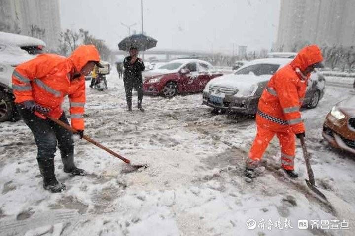 风雪|济南风雪袭城，环卫工人冒雪作业