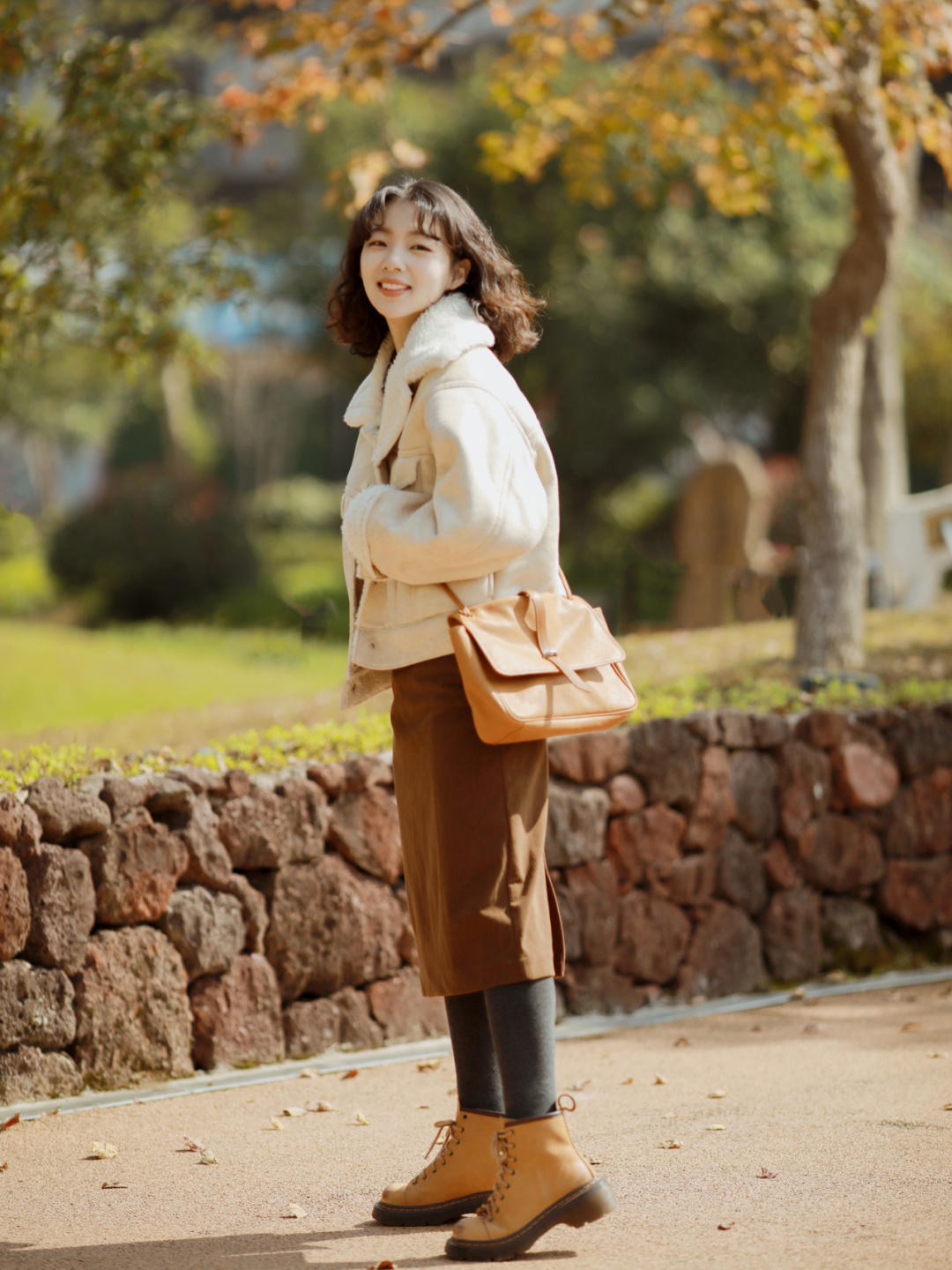 连衣裙|矮个子女生可以多穿“羊羔绒外套”,不仅可爱还保暖,简约不挑人