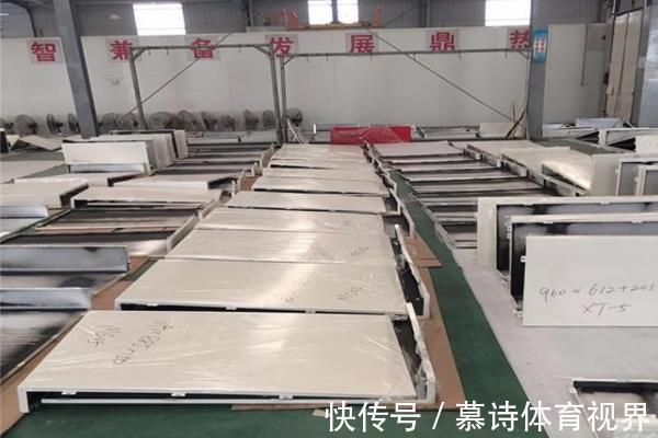 瓷砖|厨房墙面贴瓷砖早被淘汰了！现在都流行这种新型材料，高级又耐脏