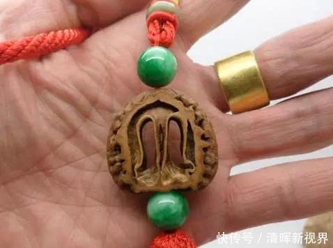 文玩核桃整个的很常见,但您见过切开来盘玩的吗