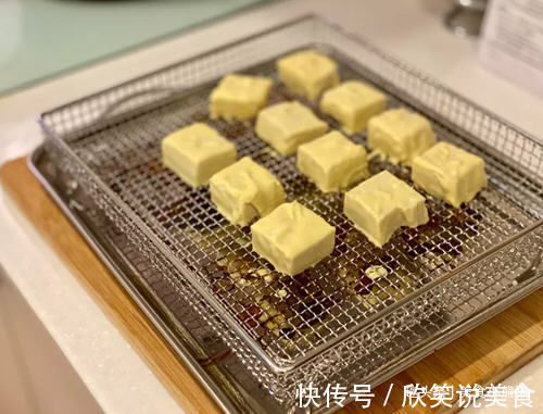 烤箱版气炸豆腐，低油低脂肪，懒人易学菜肴，外酥里嫩，好吃到爆