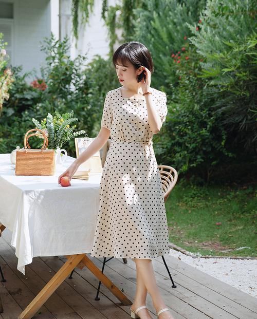 女人裙子要精不要多，今年买这4款就够了，谁穿谁最美