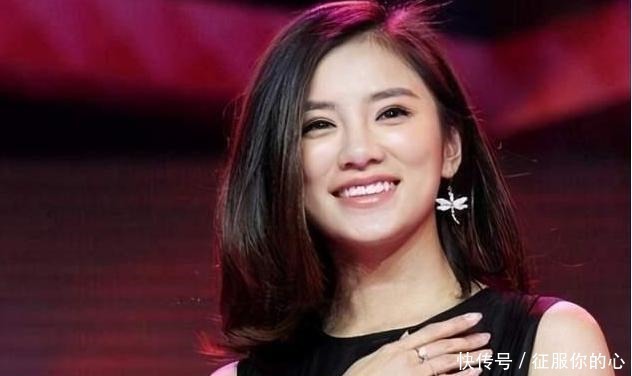 浙江卫视|知名女主持现场失误,少穿一件衣服,张国立的反应暴露真实人品