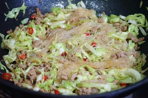 10分钟就做好的快手家常菜，肉末粉丝包菜，一上桌全家都抢着吃