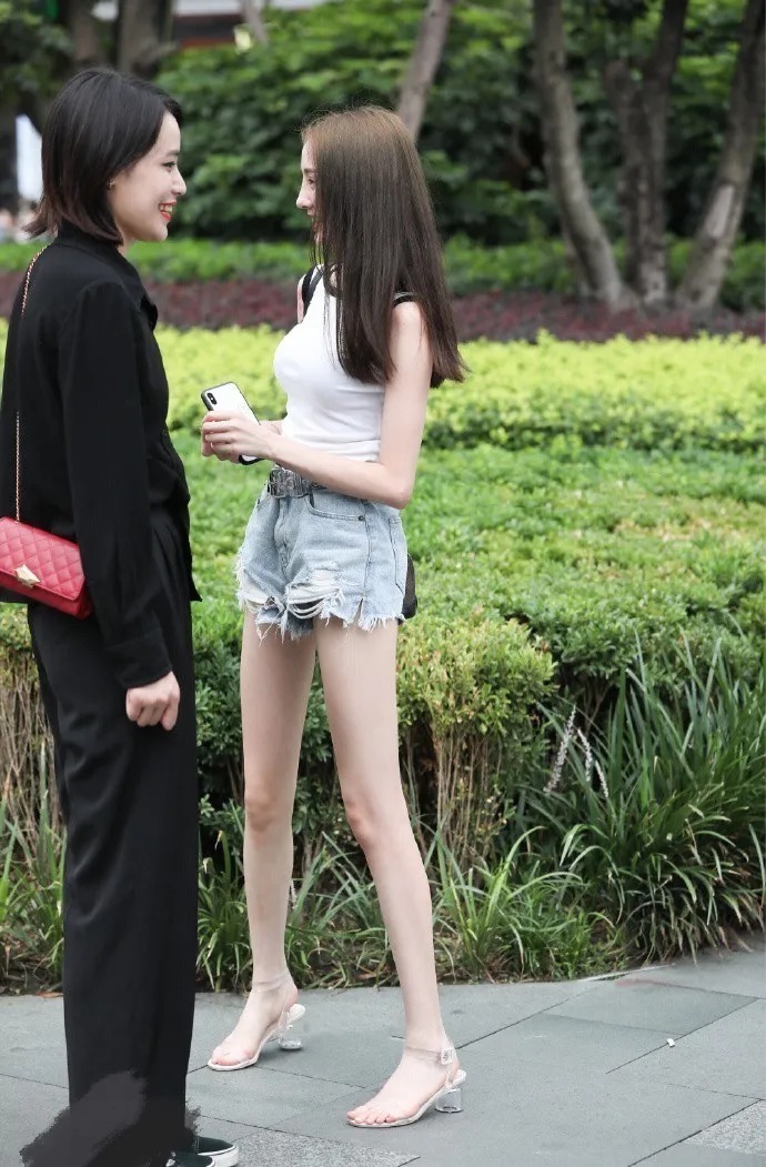 身材比例|怪不得年轻妹子都爱穿破洞牛仔裤,配着凉鞋穿,那气质太让人沉醉