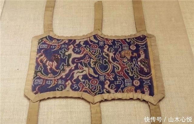 "五星出东方利中国"护臂出土,专家发现,后面还有13字