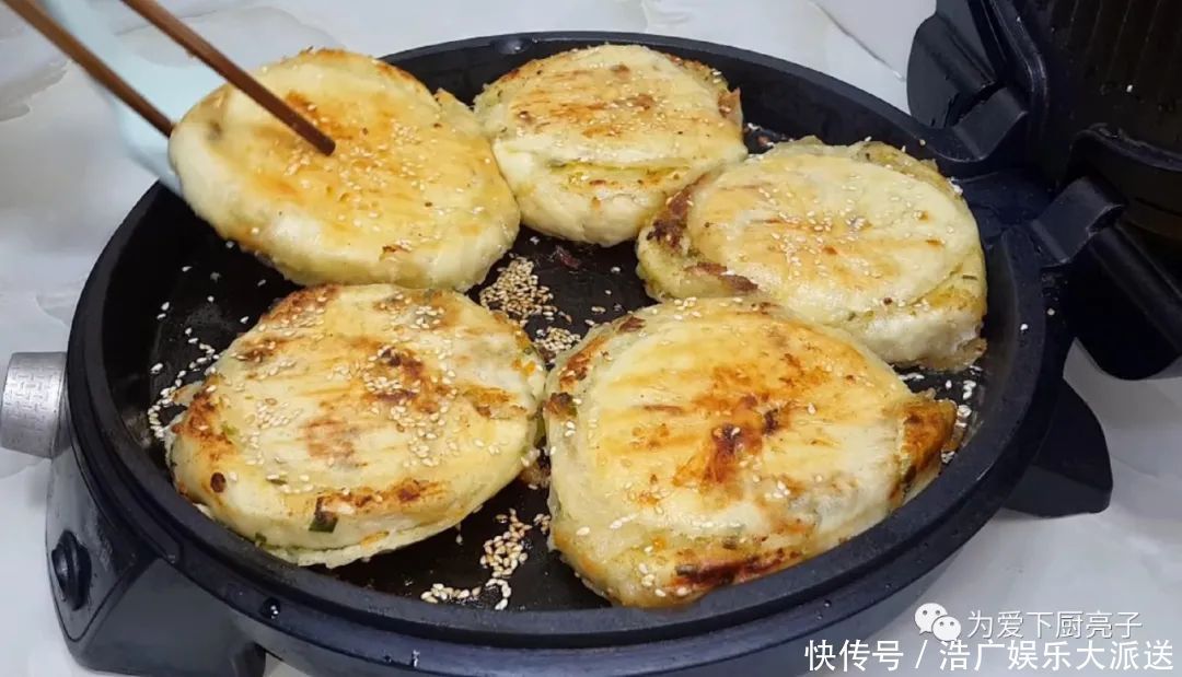 鸡蛋|土豆别再炒着吃了,撒1把葱花,比鸡蛋饼还香,出锅孩子都抢着吃