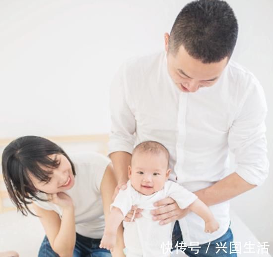 怒斥|婆婆怒斥儿媳,抱小孩儿就不能做饭儿子的做法引众人点赞