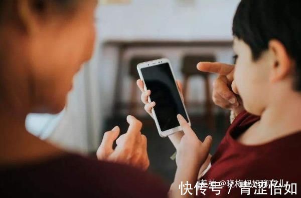 父母|孩子长期沉迷电子产品危害大,小小年纪就近视,父母应该如何引导